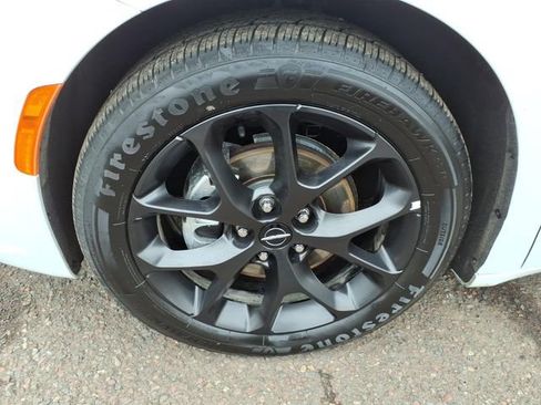 Used 2025 Chrysler Pacifica Limited image 9