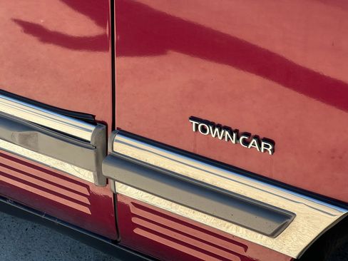 Used 1990 Lincoln Town Car image 24