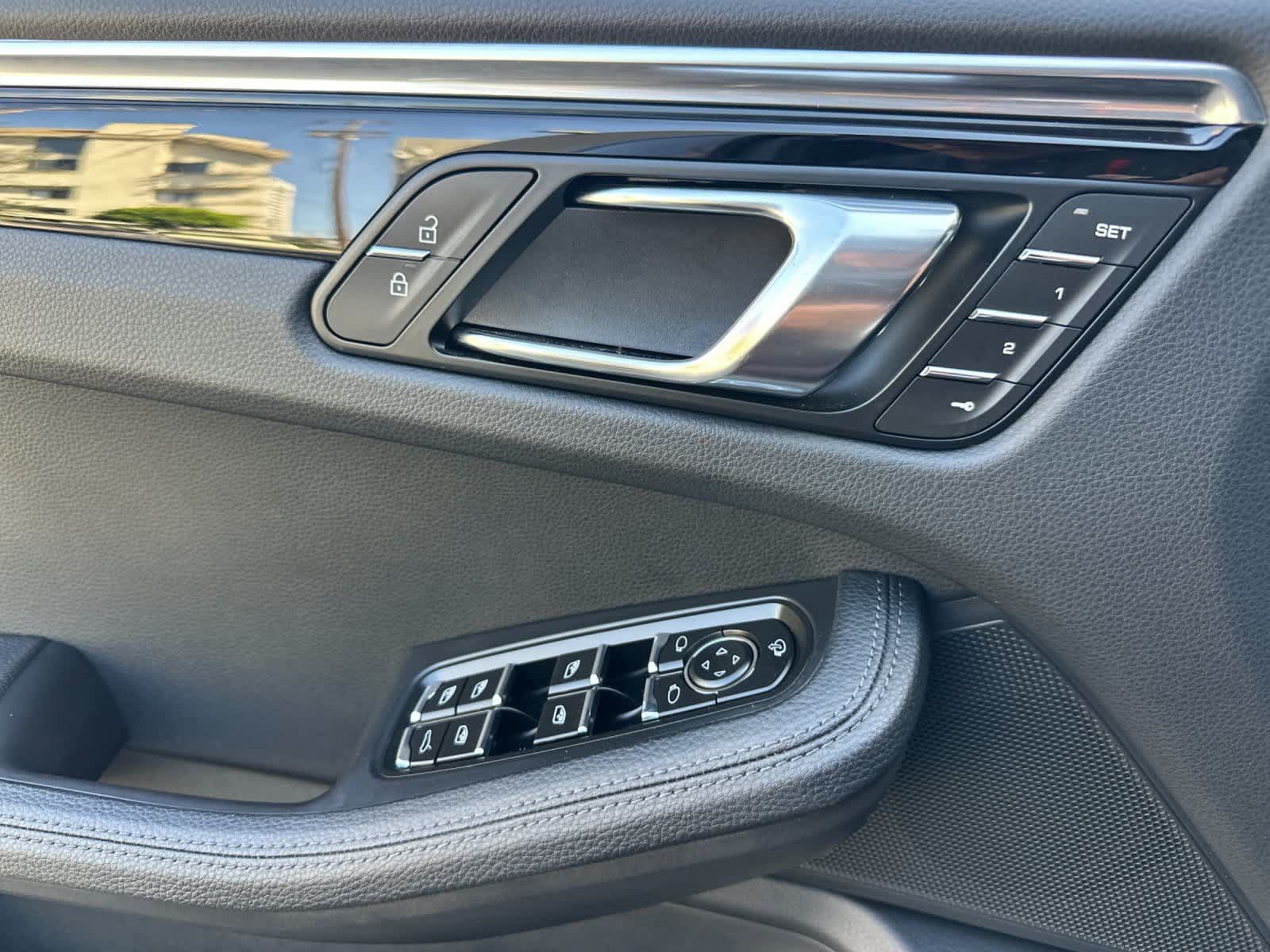 Certified 2025 Porsche Macan AWD/4WD image 12