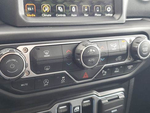 Used 2022 Jeep Gladiator Overland image 18