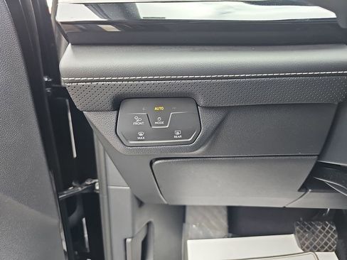 Used 2024 Volkswagen Atlas Cross Sport SE image 30