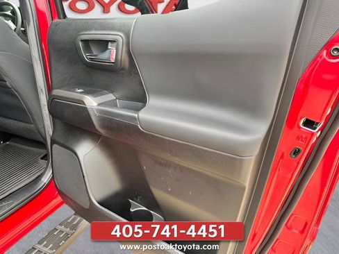 Used 2022 Toyota Tacoma TRD Off-Road AWD/4WD image 15