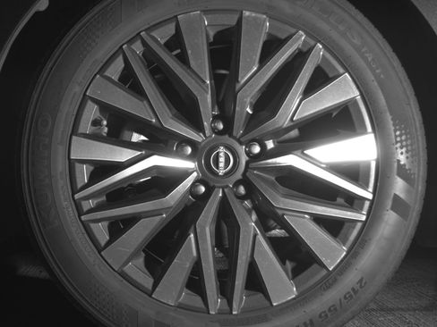 Used 2025 Nissan Altima 2.5 SV FWD image 12