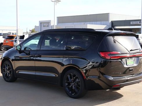 New 2026 Chrysler Pacifica Select w/ S Appearance Package FWD image 4