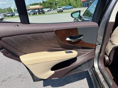 Used 2020 Lexus LS 500 w/ Accessory Package (Z2) RWD image 13