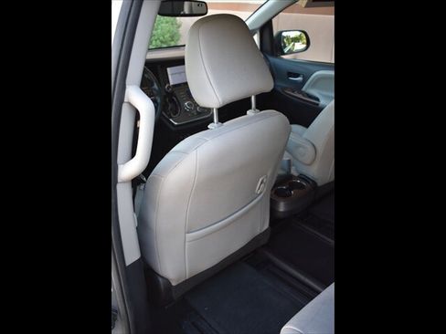 Used 2018 Toyota Sienna Limited Premium w/ Preferred Accessory Package FWD image 21