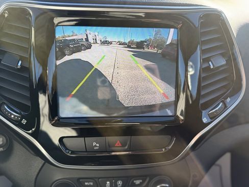 Used 2020 Jeep Cherokee Limited image 16