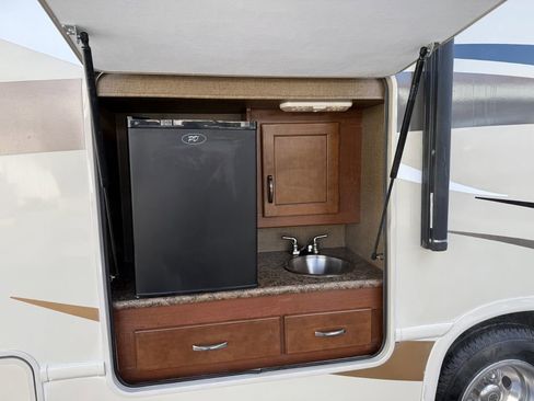 Used 2016 Ford E-450 and Econoline 450 Super Duty w/ Motorhome Prep Package image 19