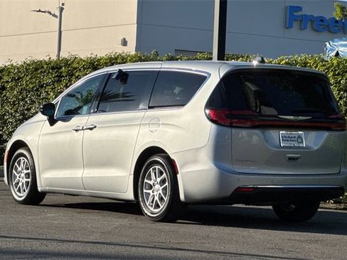 Used 2024 Chrysler Pacifica Touring-L image 6
