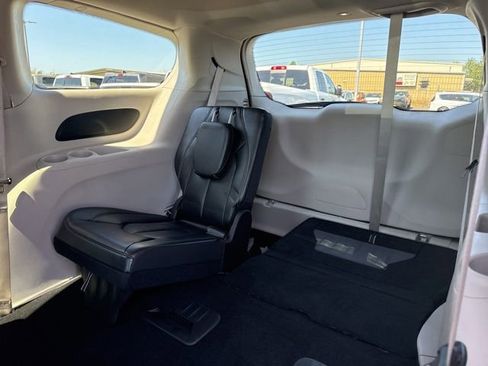 Used 2023 Chrysler Pacifica Touring-L FWD image 16