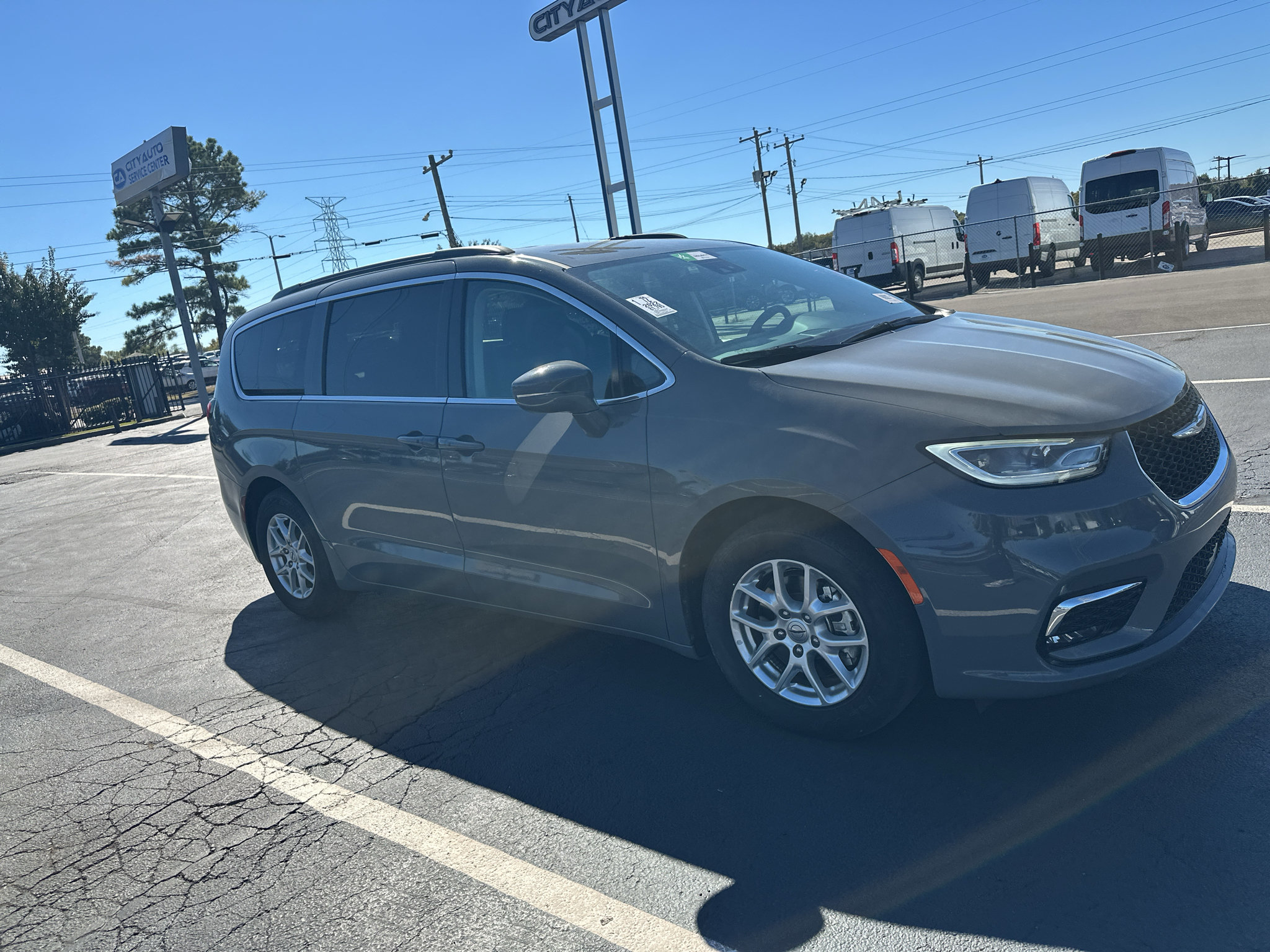 Used 2022 Chrysler Pacifica Touring-L FWD image 3