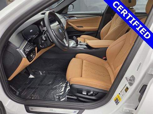 Certified 2023 BMW 530e w/ Premium Package image 27