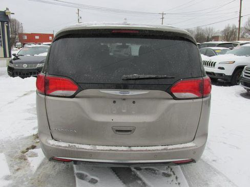 Used 2018 Chrysler Pacifica Touring-L Plus image 5