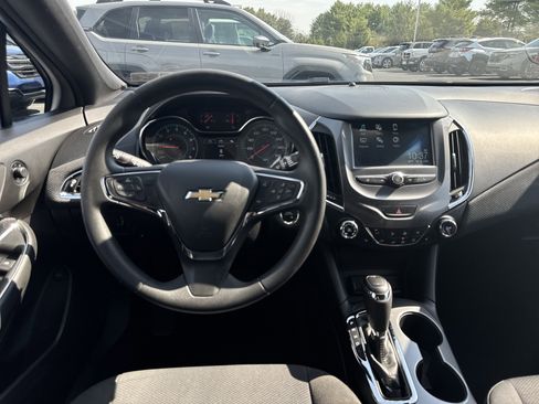 Used 2018 Chevrolet Cruze LT w/ Convenience Package image 2