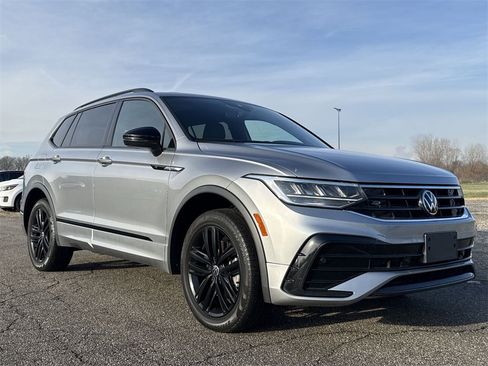 Used 2022 Volkswagen Tiguan SE R-Line image 2