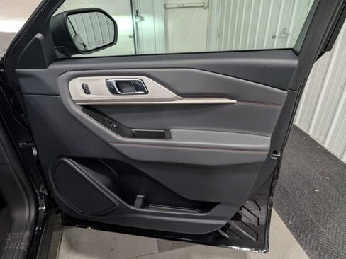 Used 2025 Ford Explorer Active AWD/4WD image 27