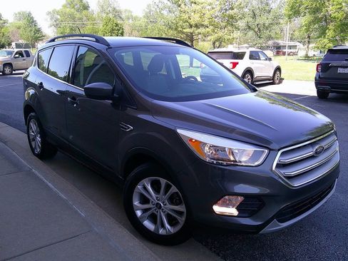 Used 2018 Ford Escape SE w/ SE Sync 3 Package FWD image 4