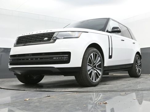 New 2025 Land Rover Range Rover SE image 36