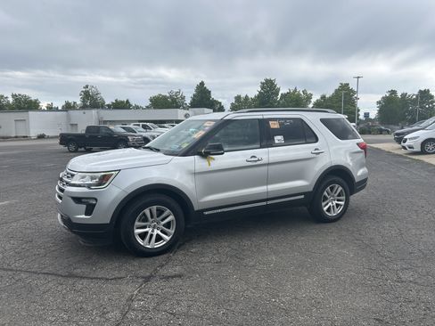 Used 2018 Ford Explorer XLT w/ Equipment Group 202A AWD/4WD image 8