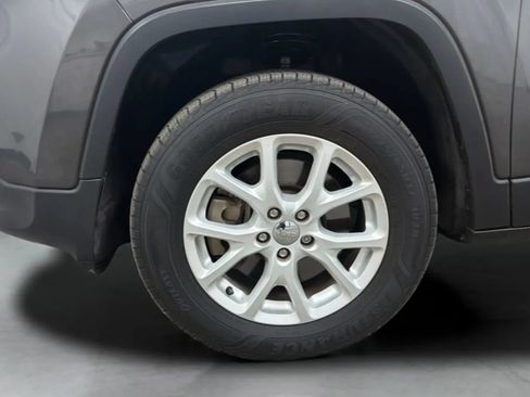 Used 2018 Jeep Cherokee Latitude Plus w/ Trailer Tow Group AWD/4WD image 28