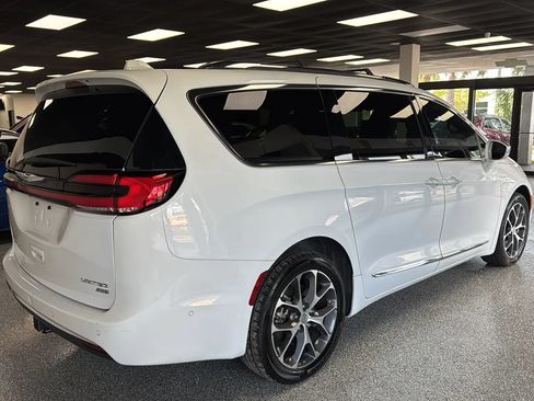 Used 2021 Chrysler Pacifica Limited w/ Uconnect Theater Family Group AWD/4WD image 5