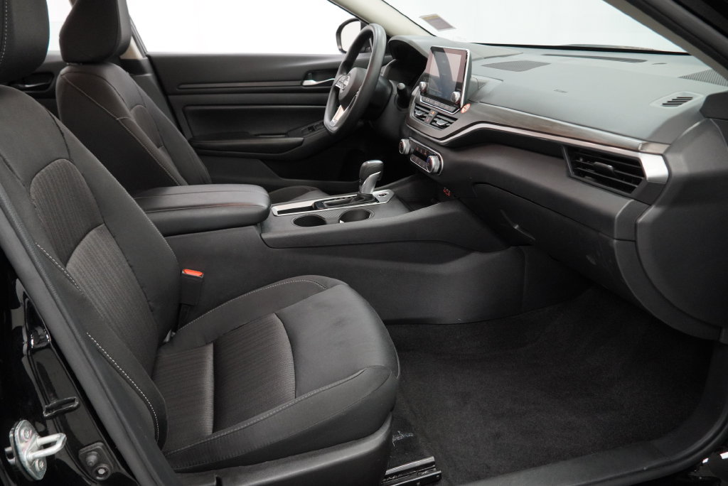 Used 2025 Nissan Altima 2.5 SV FWD image 41