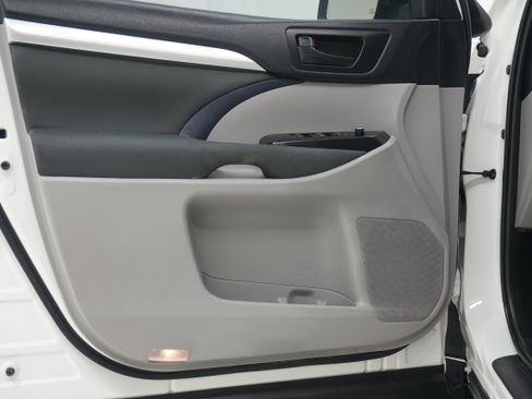 Used 2019 Toyota Highlander LE FWD image 16