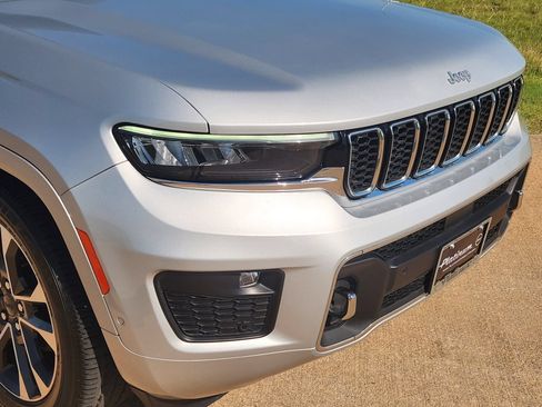 Used 2024 Jeep Grand Cherokee Overland AWD/4WD image 12