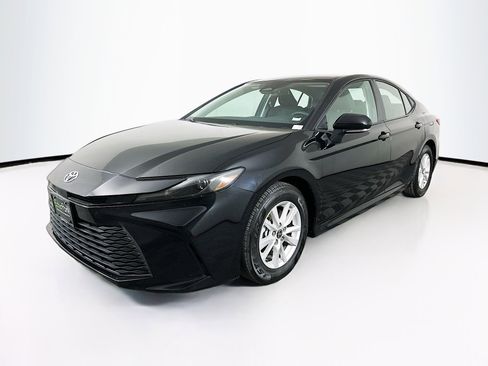 Used 2025 Toyota Camry LE image 3