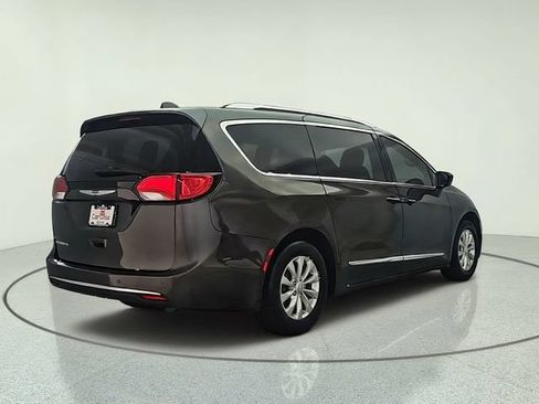 Used 2019 Chrysler Pacifica Touring-L FWD image 6