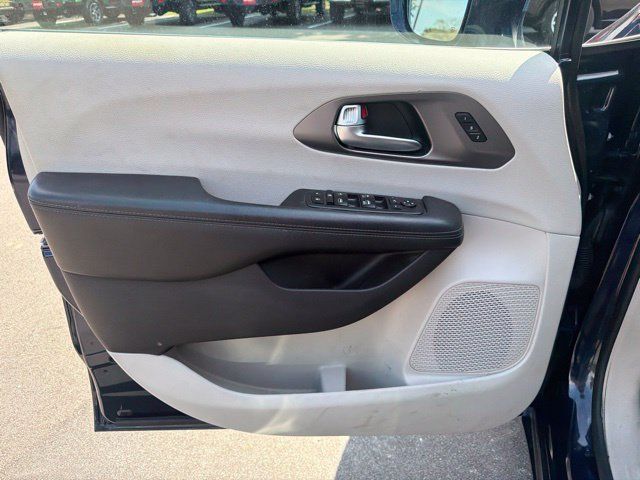 Used 2019 Chrysler Pacifica Limited FWD image 16
