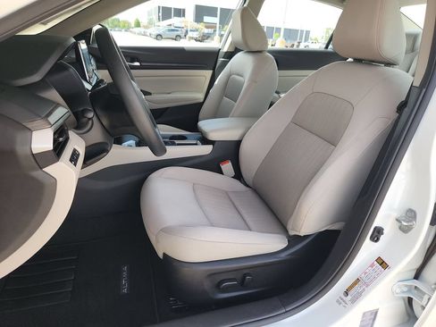 Used 2025 Nissan Altima 2.5 SV FWD image 13