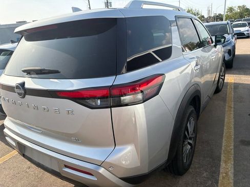 Used 2025 Nissan Pathfinder SL FWD image 4