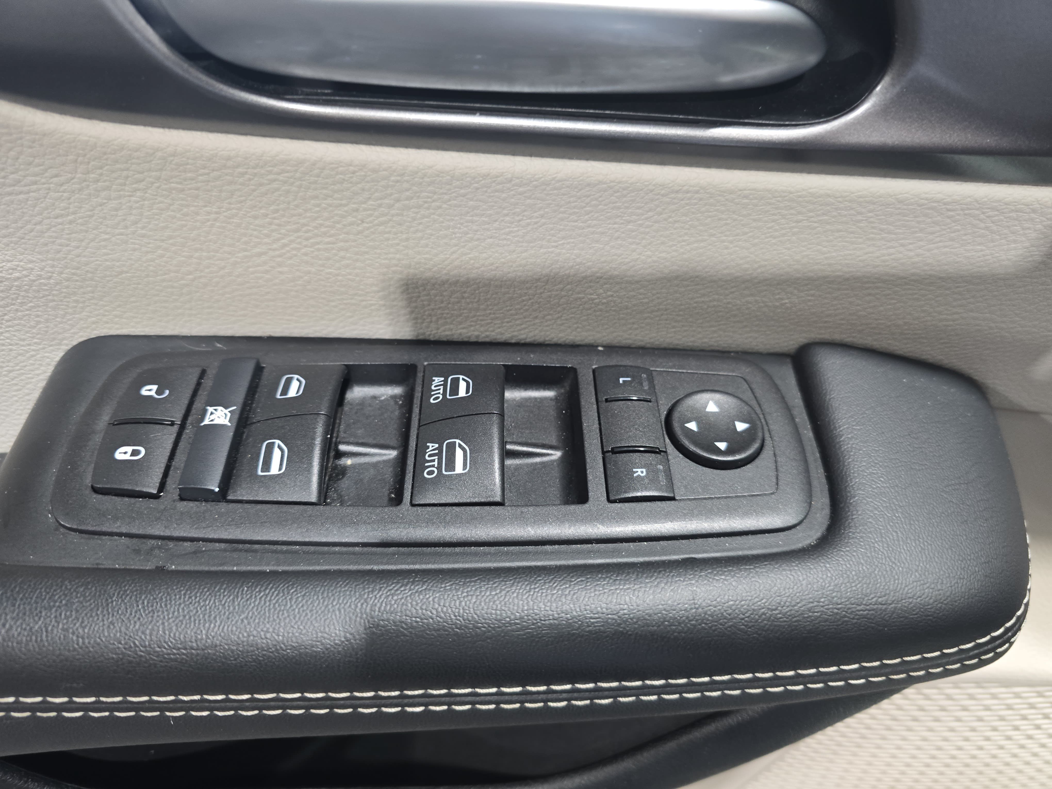 Used 2024 Chrysler Pacifica Touring-L FWD image 28