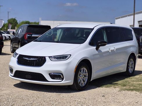 Used 2024 Chrysler Pacifica Touring-L FWD image 4