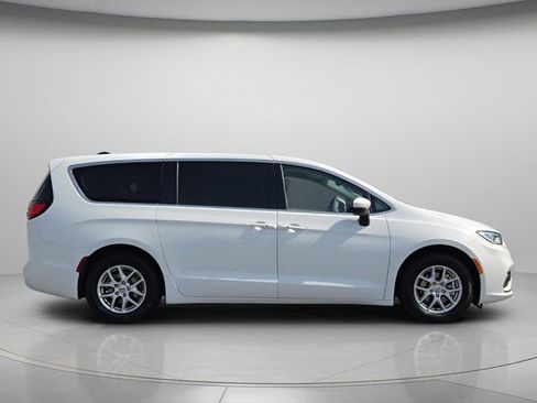 Used 2023 Chrysler Pacifica Touring-L FWD image 9