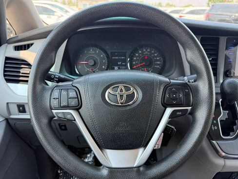 Used 2017 Toyota Sienna LE FWD image 33