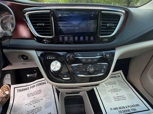 Used 2017 Chrysler Pacifica Limited FWD image 17
