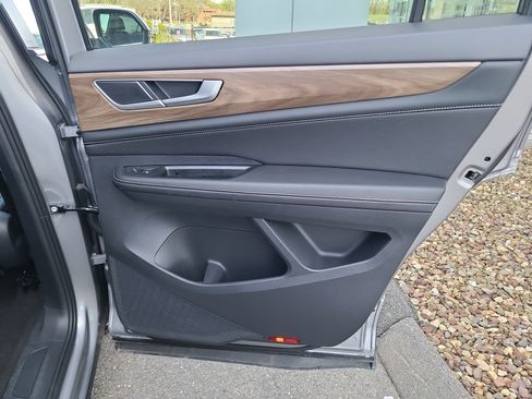 Used 2024 Volkswagen Atlas SE image 12