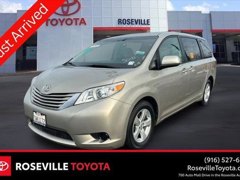 Certified 2017 Toyota Sienna LE image 1