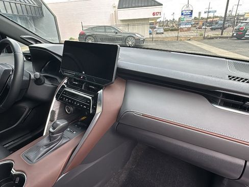 Used 2023 Toyota Venza Limited image 21