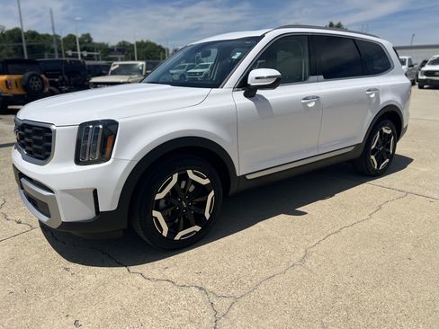 Used 2025 Kia Telluride S FWD image 10