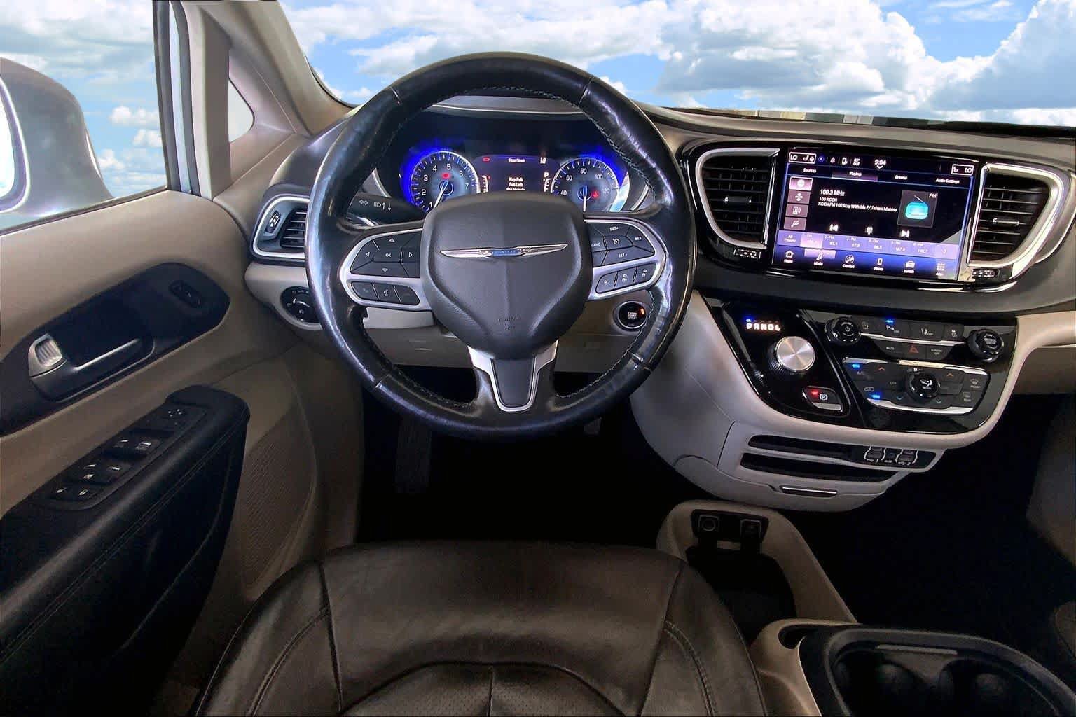 Used 2021 Chrysler Pacifica Touring-L FWD image 14