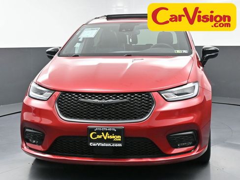 Used 2025 Chrysler Pacifica Limited image 6