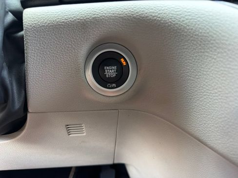 Used 2023 Chrysler Pacifica Touring-L FWD image 13