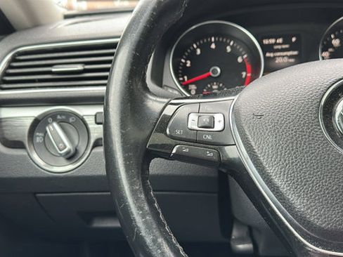 Used 2018 Volkswagen Passat 2.0T SEL Premium image 16