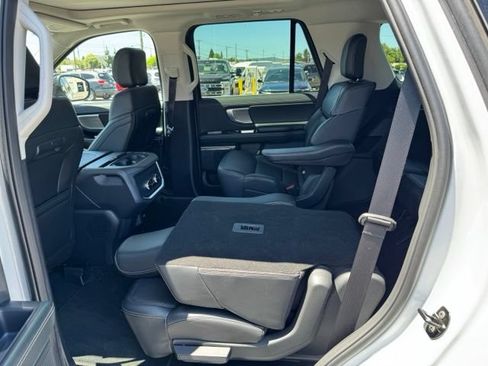 Used 2025 Ford Expedition Platinum AWD/4WD image 32