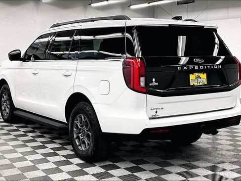 Used 2025 Ford Expedition Active AWD/4WD image 3