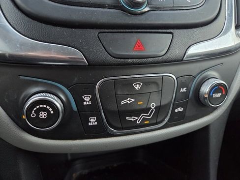 Used 2021 Chevrolet Equinox LS image 12