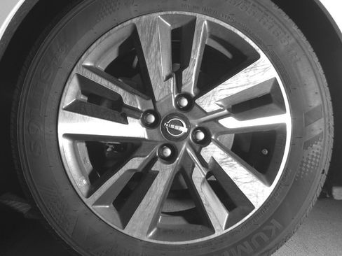 Used 2025 Nissan Versa SV FWD image 12